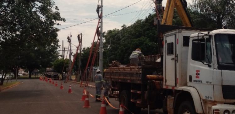Caminhão munck instalando estrutura de rede