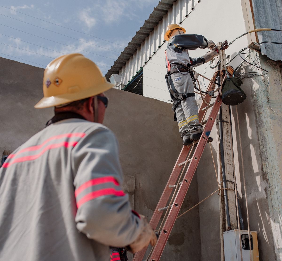 Equipe em operação de serviço técnico e comercial